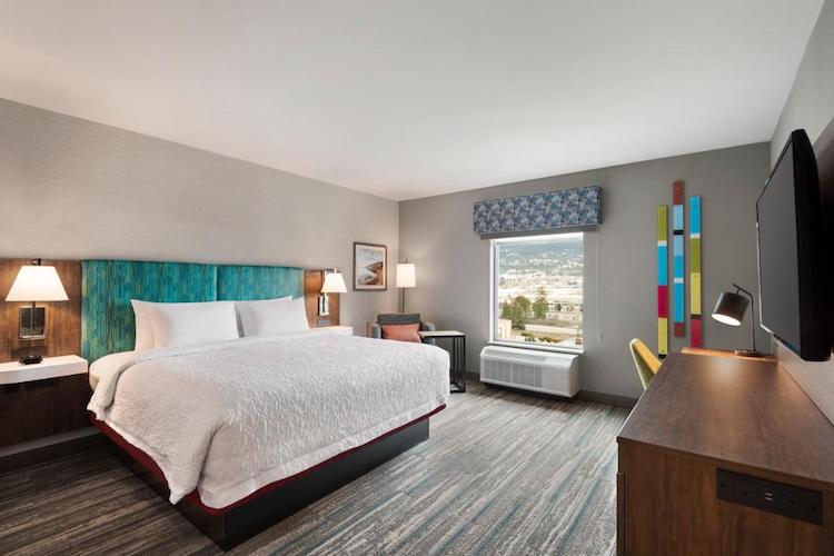 King Room of Hampton Inn and Suites by Hilton Kelowna Airport