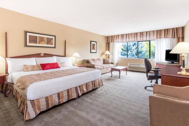 King Room inside Ramada by Wyndham Kelowna