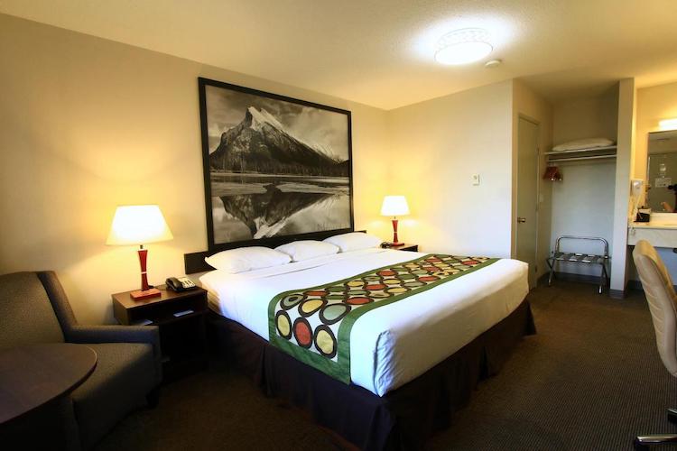 King Room of Super 8 by Wyndham Kelowna